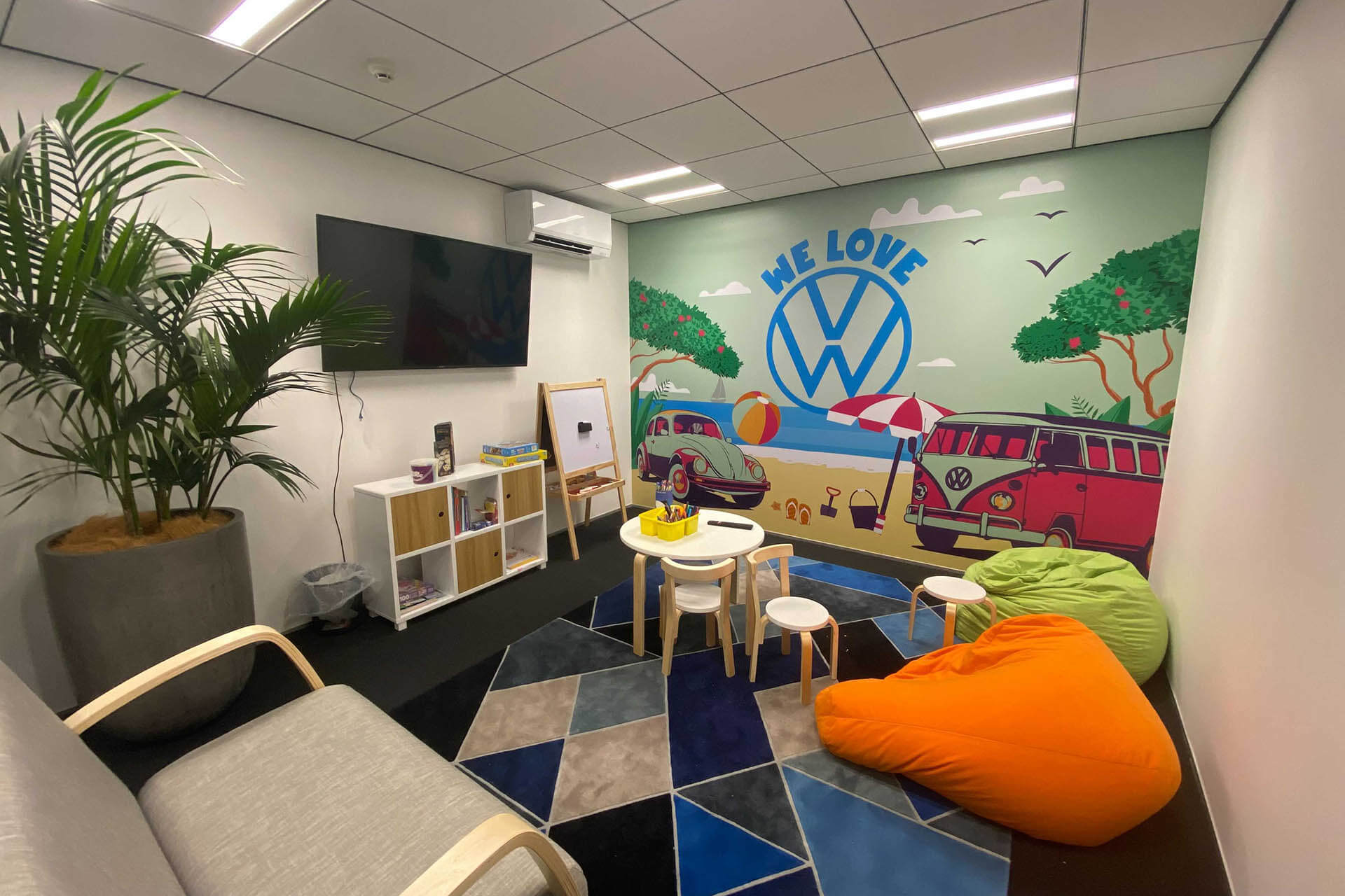 We noticed our customers often had young VW lovers with them while they were waiting for a service or shopping for a new car. So we created a space where the kids have fun, giving parents space to relax, work or focus on the details.